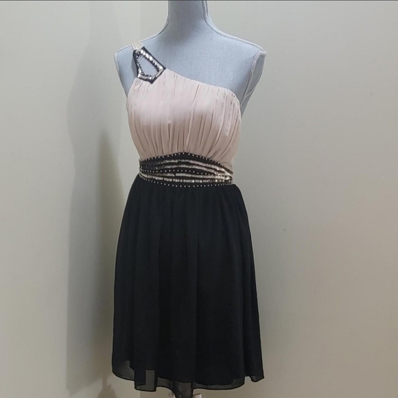 SUZY SHIER Cream And Black Ball Gown One Shoulder size small in good condition - Picture 2 of 10